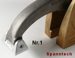 Ausstatung zu Vertikal Kopal Kompaktspanner</p>
<p>    Strandard Spannschuh Nr.1,<br />
    30 x 18 mm ( 05-565 ) [ 1 ]<br />
    Strandard Druckspannschuhe SET Nr.1,<br />
    30 x 18 mm ( 06-152 ) [1 ] im Set 5 Stück<br />
    Spannbrücke längs Nr.2,<br />
    50 x 26 mm ( 06-802 ) [ 2 ]<br />
    Spannbrücke quer Nr.3,<br />
    60 x 30 mm ( 06-803 ) [ 3 ]<br />
    Prismenspannbrücke quer Nr.4,<br />
    40 x 30 mm ( 06-804 ) [ 4 ]<br />
    Prismenspannbrücke längs Nr.5,<br />
    30 x 30 mm ( 06-804 ) [ 5 ]<br />
    Druckspannschuh-Set<br />
    incl. Nr.2, Nr.3, Nr.4 und Nr.5 ( code 06-150 )<br />
    Aufsteck-Verlängerungsarm<br />
    verlängert die Reichweite um 90mm ( 05-140 )<br />
