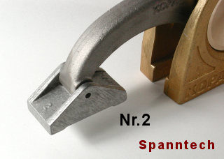 Ausstatung zu Vertikal Kopal Kompaktspanner</p>
<p>    Strandard Spannschuh Nr.1,<br />
    30 x 18 mm ( 05-565 ) [ 1 ]<br />
    Strandard Druckspannschuhe SET Nr.1,<br />
    30 x 18 mm ( 06-152 ) [1 ] im Set 5 Stück<br />
    Spannbrücke längs Nr.2,<br />
    50 x 26 mm ( 06-802 ) [ 2 ]<br />
    Spannbrücke quer Nr.3,<br />
    60 x 30 mm ( 06-803 ) [ 3 ]<br />
    Prismenspannbrücke quer Nr.4,<br />
    40 x 30 mm ( 06-804 ) [ 4 ]<br />
    Prismenspannbrücke längs Nr.5,<br />
    30 x 30 mm ( 06-804 ) [ 5 ]<br />
    Druckspannschuh-Set<br />
    incl. Nr.2, Nr.3, Nr.4 und Nr.5 ( code 06-150 )<br />
    Aufsteck-Verlängerungsarm<br />
    verlängert die Reichweite um 90mm ( 05-140 )<br />
