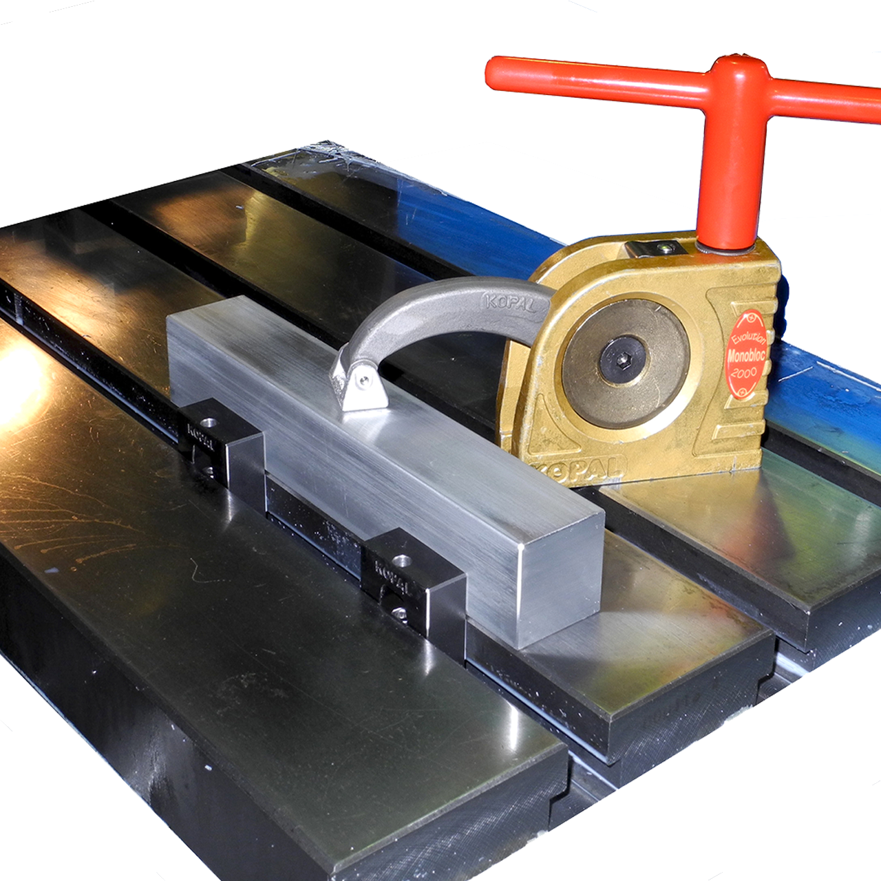 KOPAL mit genauen STOP Block dem Nutenanschlag im Nutentisch. Genaues anlegen der Teile an Werkzeugmaschinen T-Nutentischen mit dem T-Nutenanschlag von Kopal. Mittels des Exzenter im Präzisions-Nutenanschlag holen Sie das letzte 0,01 aus ihren T-Nutentischen. Präzisions-Werkstückanschlag für Platten mit hoher Wiederholgenauigkeit. Der Kopal T-Nutenanschlag mit Exzenter ermöglicht genaues, exaktes anlegen von Werkstücken im T-Nutentisch der Werkzeugmaschinen. Mit dem Exzenter im Anschlag wird die Anlagefläche an die gegenüberliegende Fläche der T-Nut gedrückt und somit jegliche Toleranz aus den T-Nuten genommen. Somit gewähren der Nutenschlag die präzise Anlage ihrer Werkstücke sowie auch ein Reproduzierbarkeit ihrer Referenz.